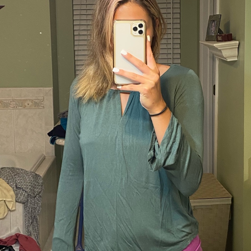 s green long sleeve shirt